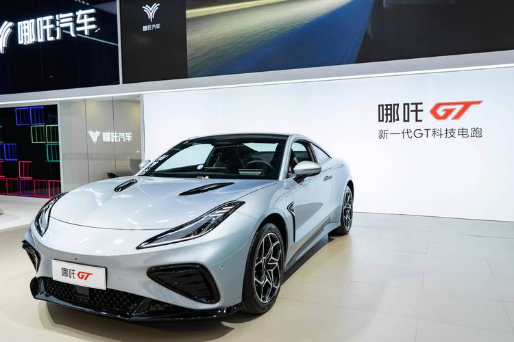 东莞331哪吒汽车在智能汽车领域的表现，领途汽车在新能源汽车市场中的影响力